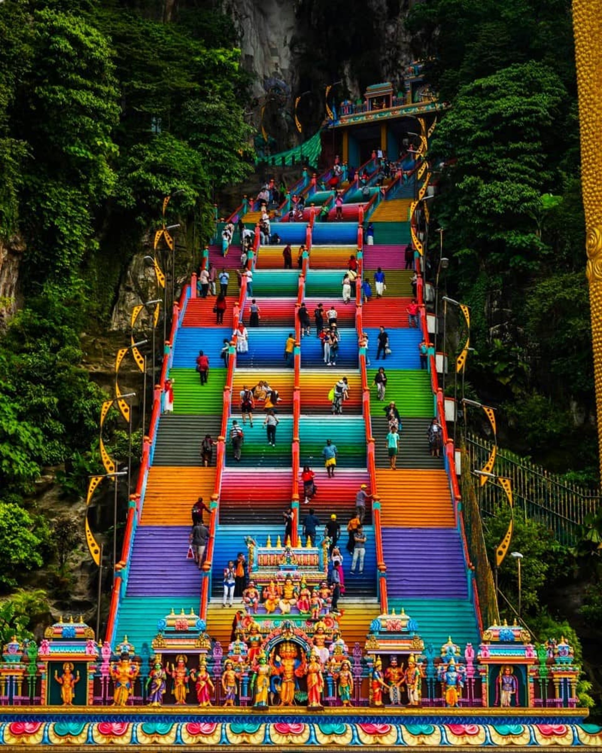 غار باتو، منبع: Skift‌.com