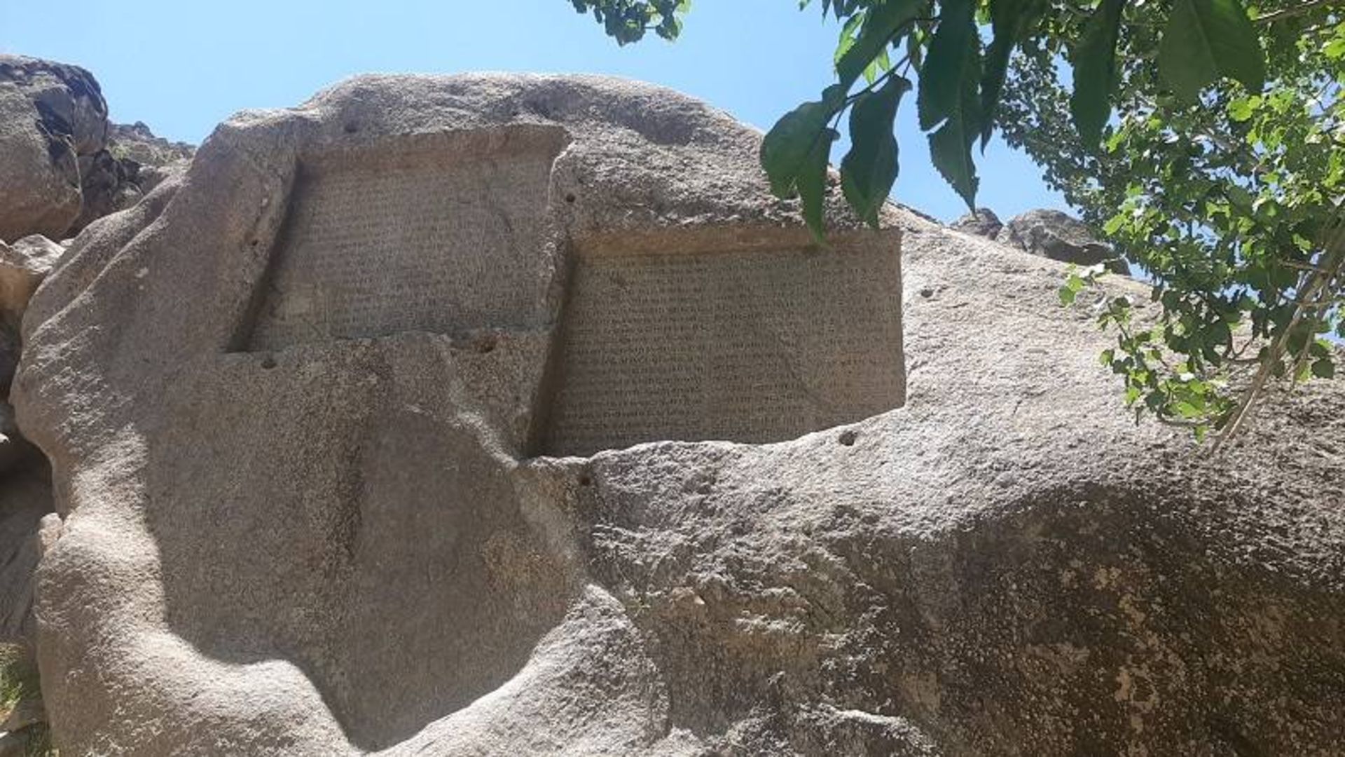 کتیبه‌های تاریخی گنجنامه؛ منبع عکس: گوگل مپ؛ عکاس: sajad (spy779) 