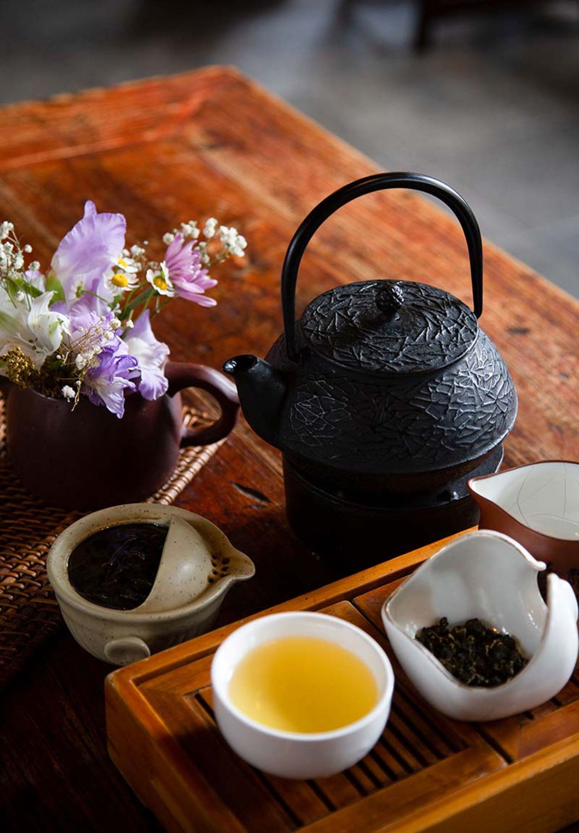شیوه دم آوری چای چینی دا هونگ پائو روی میز