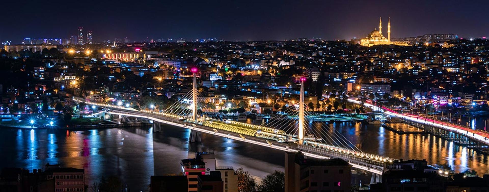 نمای شبانه از استانبول ترکیه؛ منبع عکس: Unsplash؛ عکاس: Ervo Rocks 
