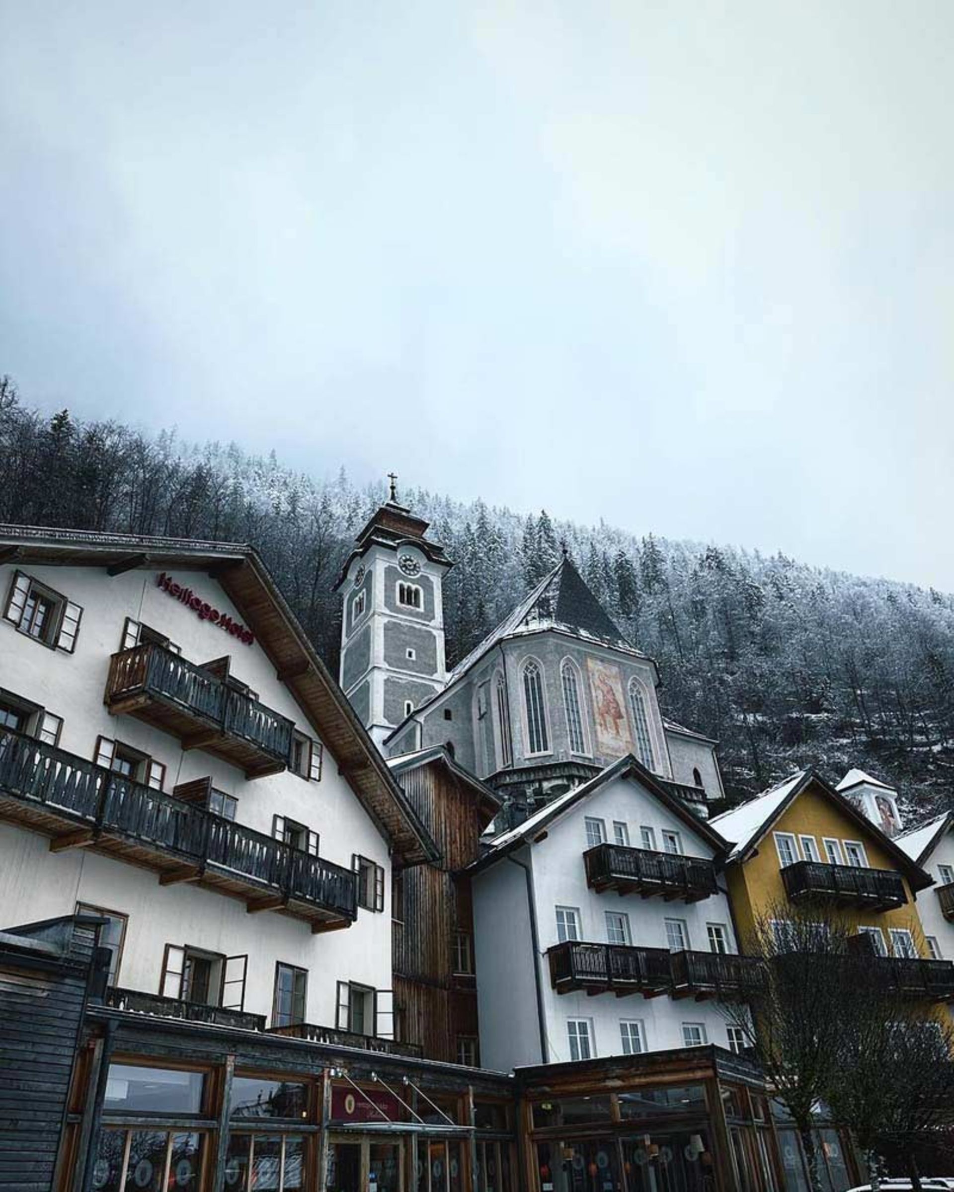 ساختمان‌هایی با سقف شیروانی در هال اشتات 