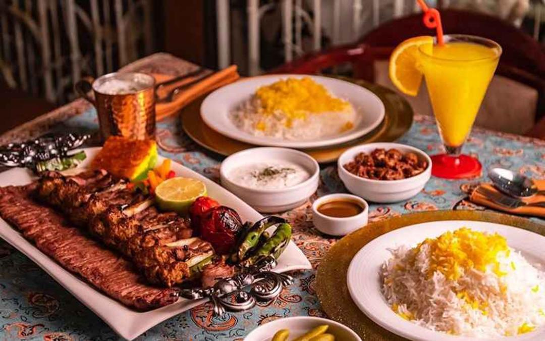 میز غذا با انواع کباب در رستوران نایب ساعی