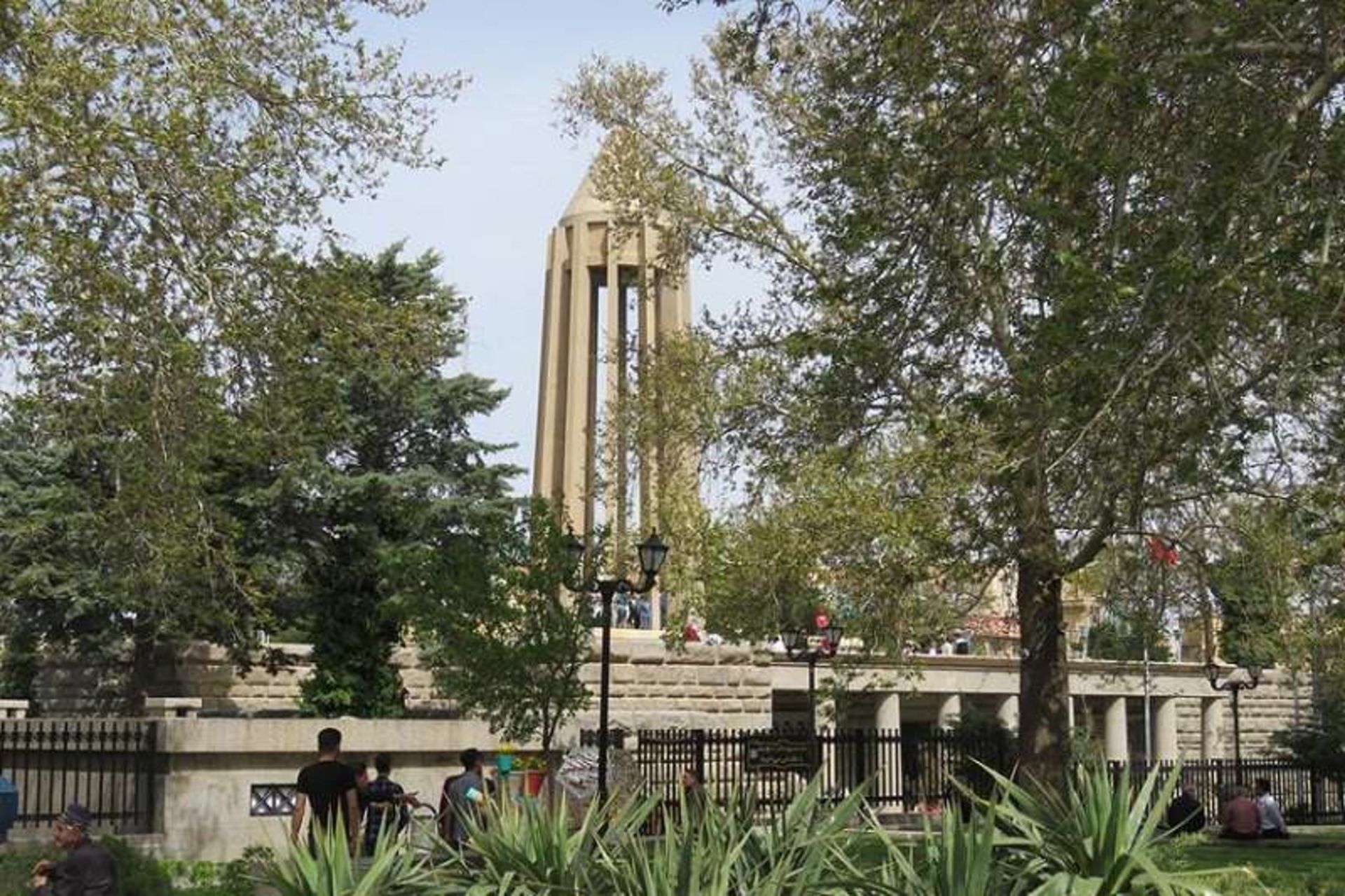فضای سبز اطراف آرامگاه بوعلی سینا؛ منبع عکس: گوگل مپ؛ عکاس: فریبرز مظفری
