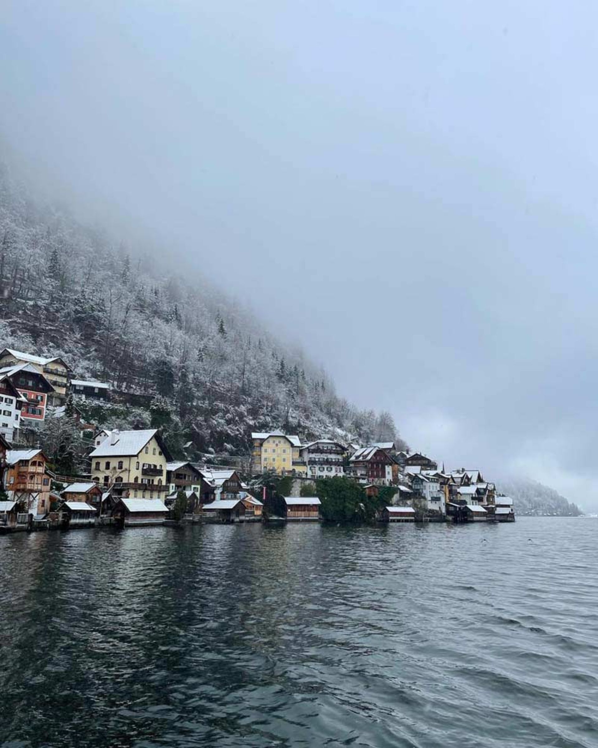 رودخانه هال اشتات اتریش در زمستان