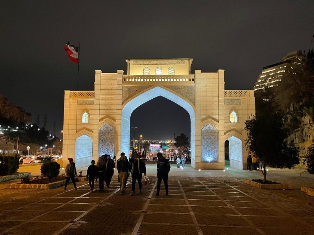 دروازه قرآن شیراز در شب
