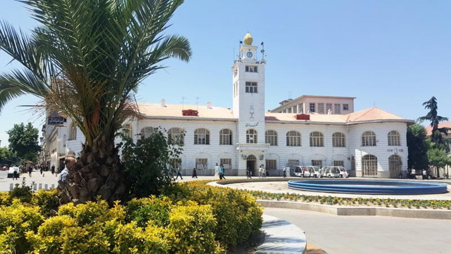 نمایی از میدان شهرداری رشت با ساختمان شهرداری، منبع عکس: ویکی مدیا، عکاس: فرشید بشیرزاده