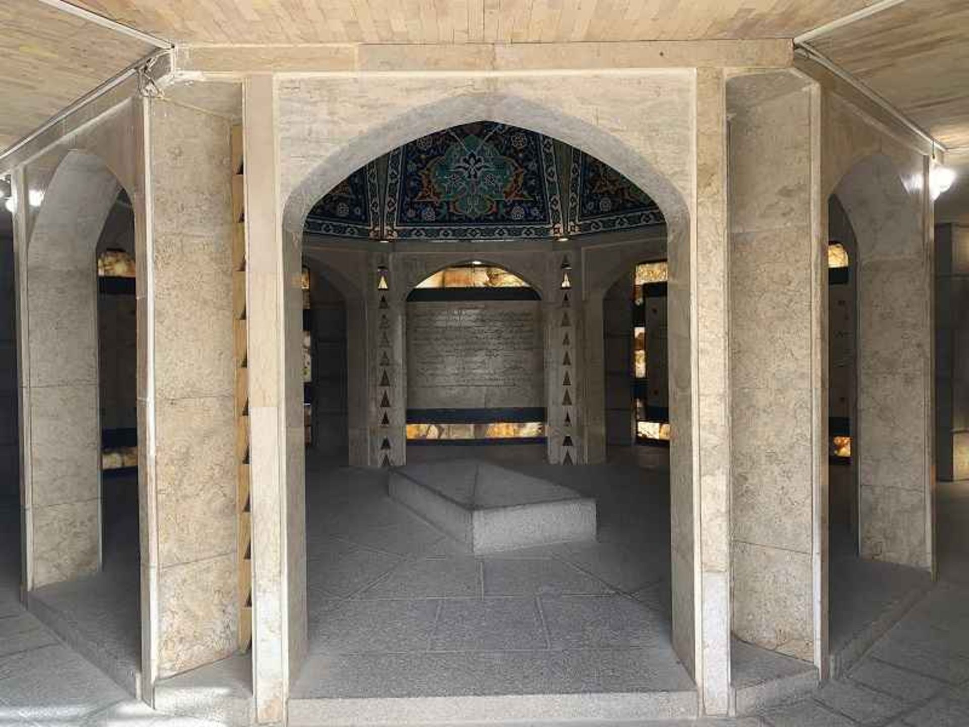 قبر بابا طاهر؛ منبع عکس: گوگل مپ؛ عکاس: Mike Eskenasi