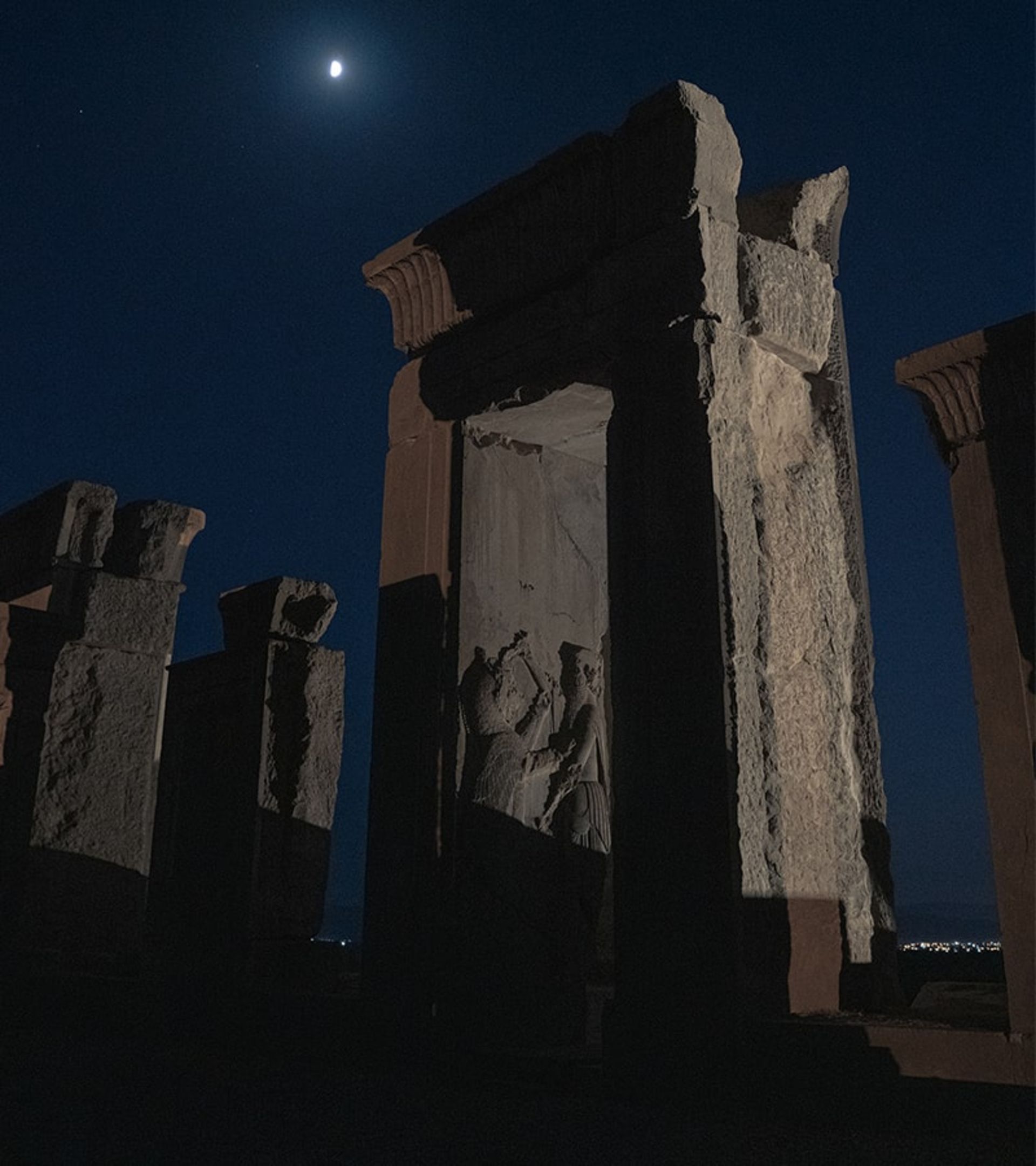 تخت جمشید در تاریکی شب، منبع عکس: اینستاگرام daaaniiaaal@، عکاس: دانیال پایمرد