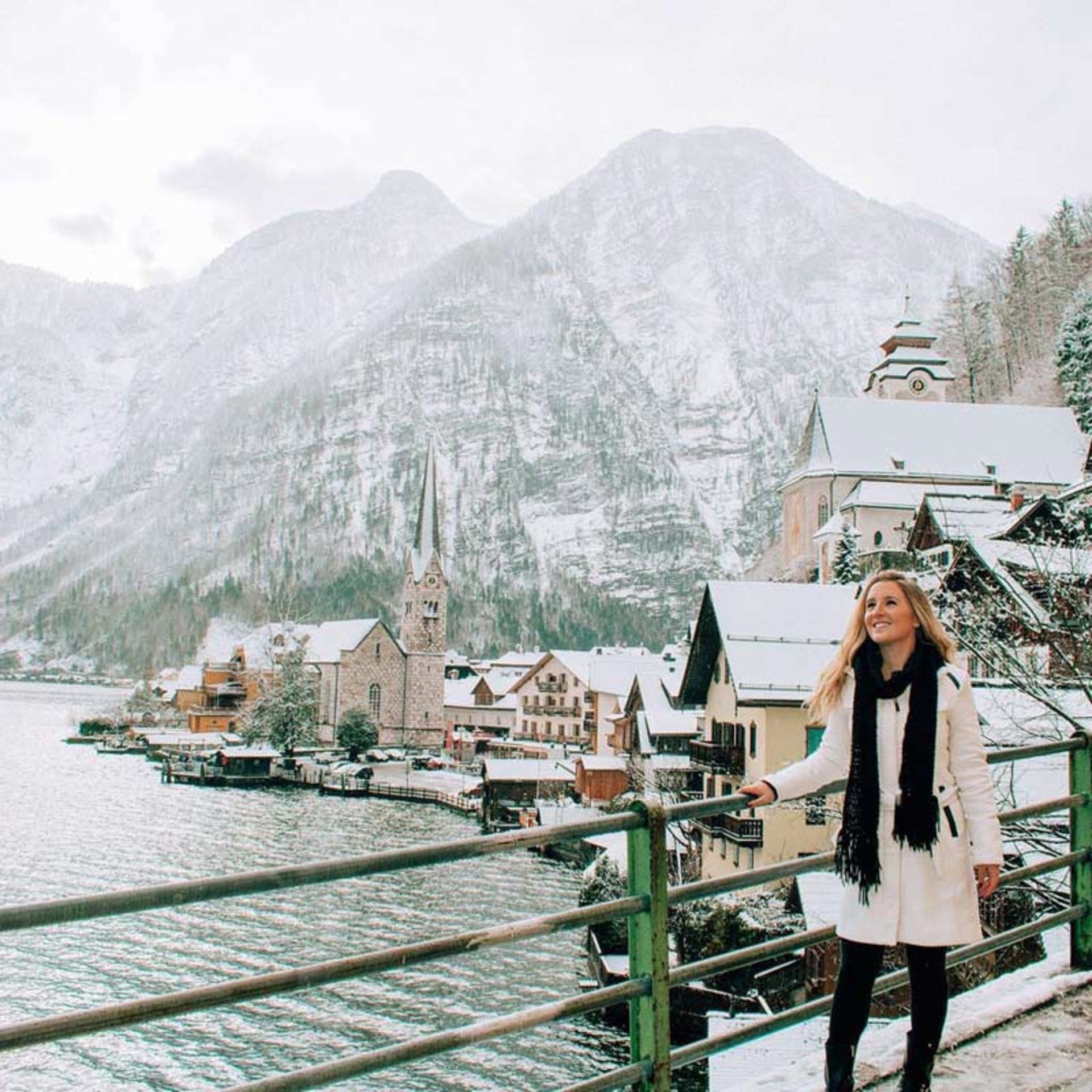 زنی در کنار پلی در هال اشتات اتریش