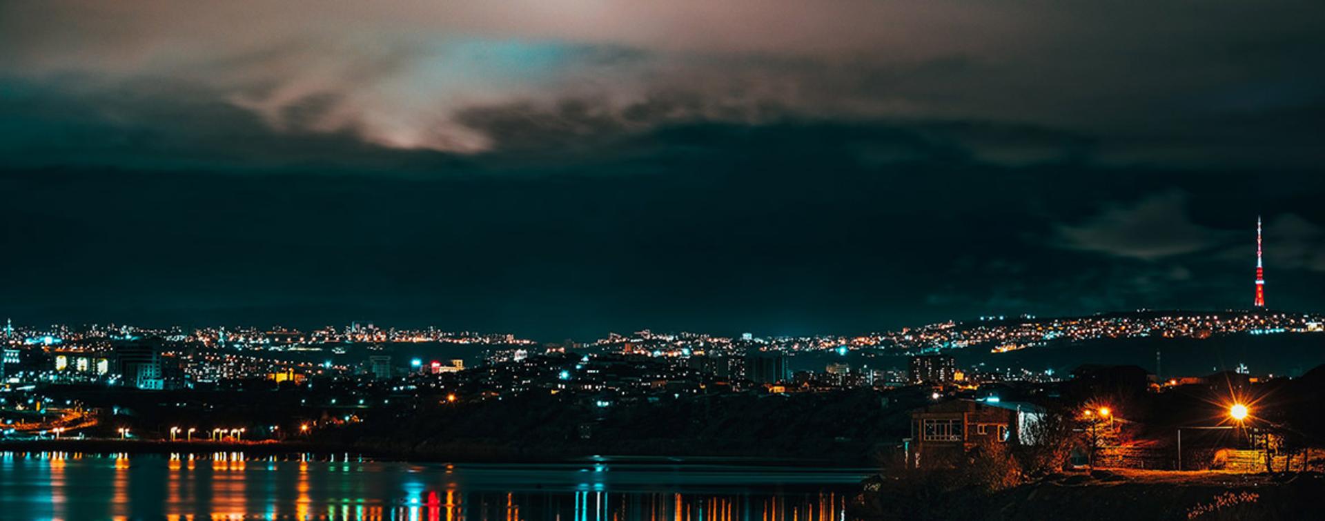 نمای شب از شهر ایروان؛ منبع عکس: Unsplash؛ عکاس: Levon Vardanyan 