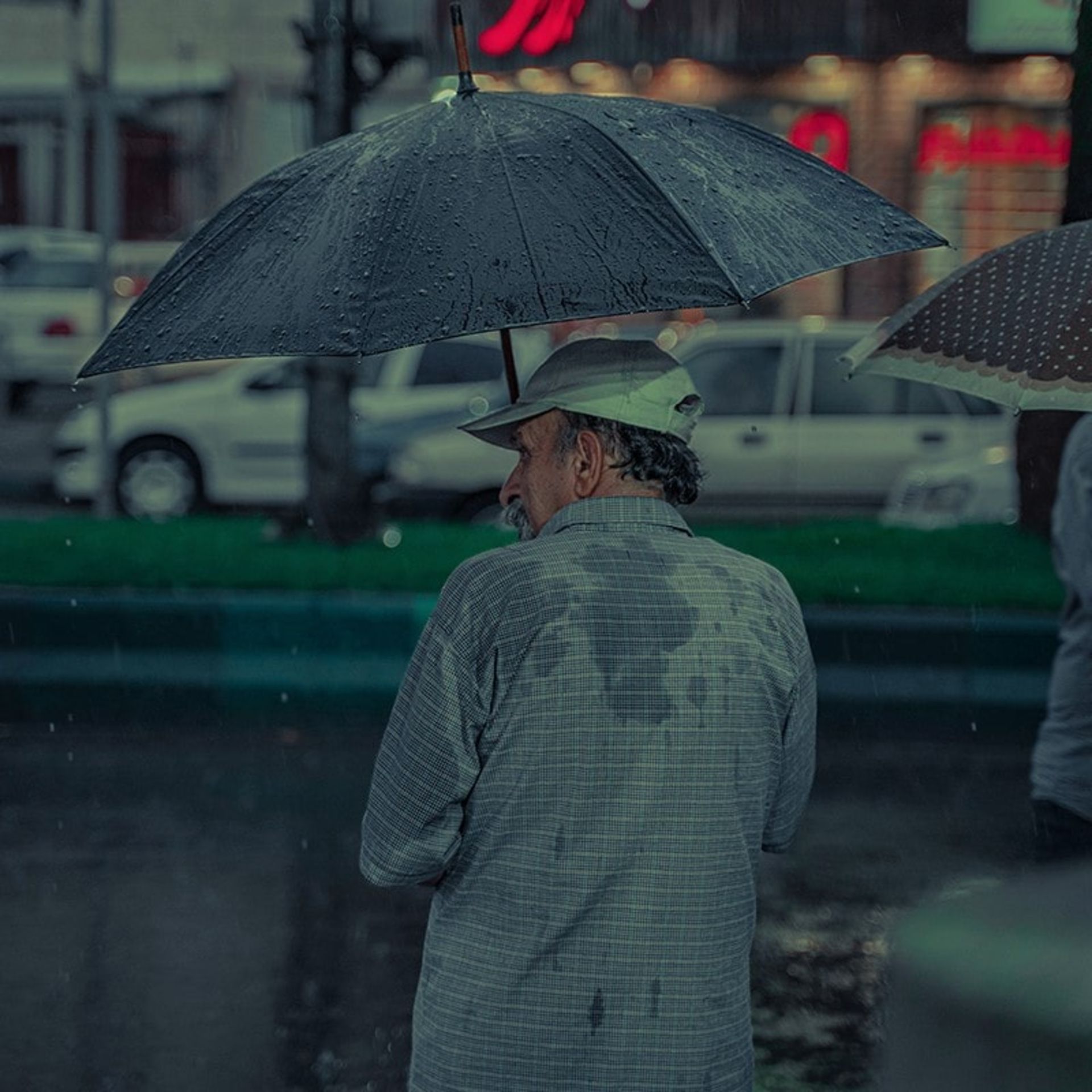 مردی در هوای بارانی رشت