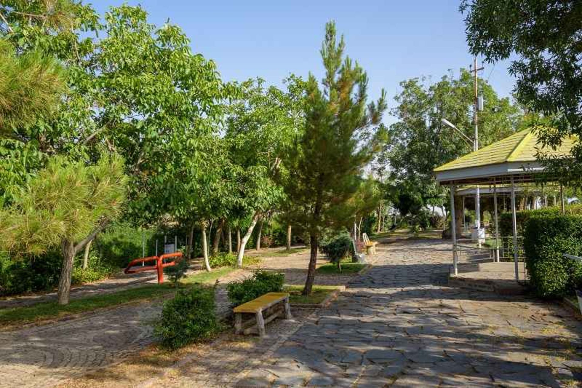 آلاچیق‌های مجموعه گردشگری عباس آباد همدان؛ منبع عکس: گوگل مپ: عکاس: Arsalan Ghaderfegh
