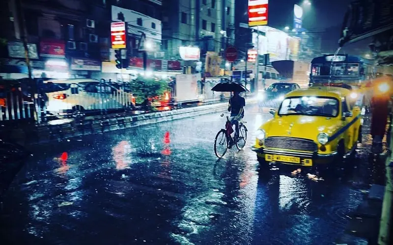 تردد دوچرخه سوار در خیابان خیس کلکته
