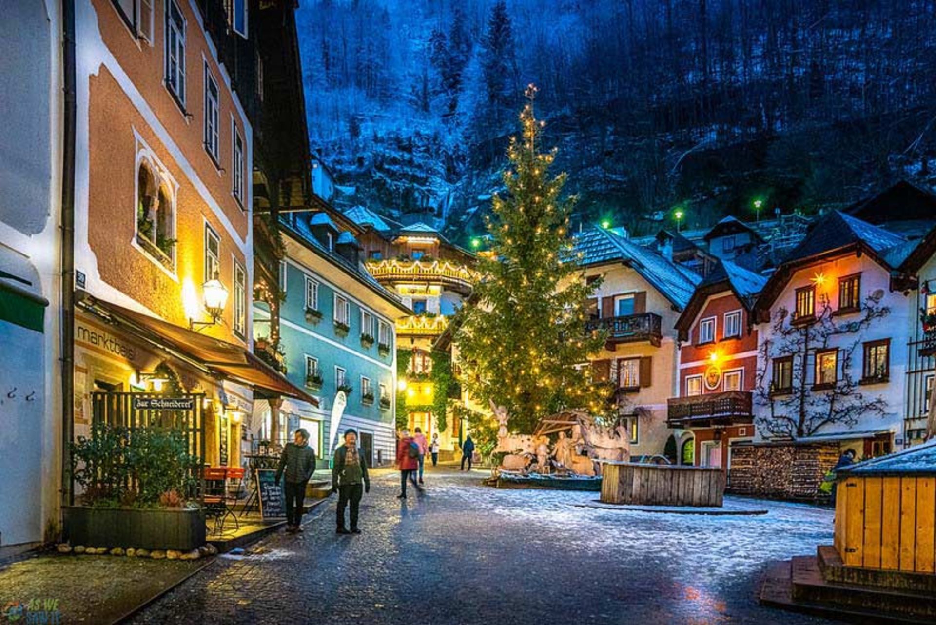 هال اشتات برفی در شب 