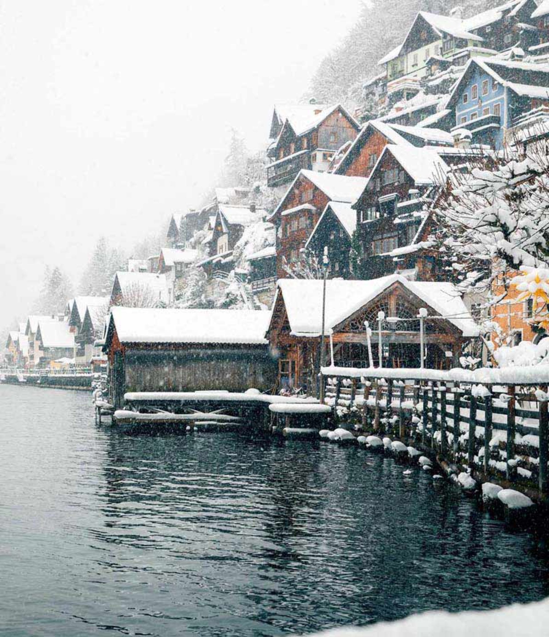 ساختمان‌هایی کنار آب در هال اشتات برفی