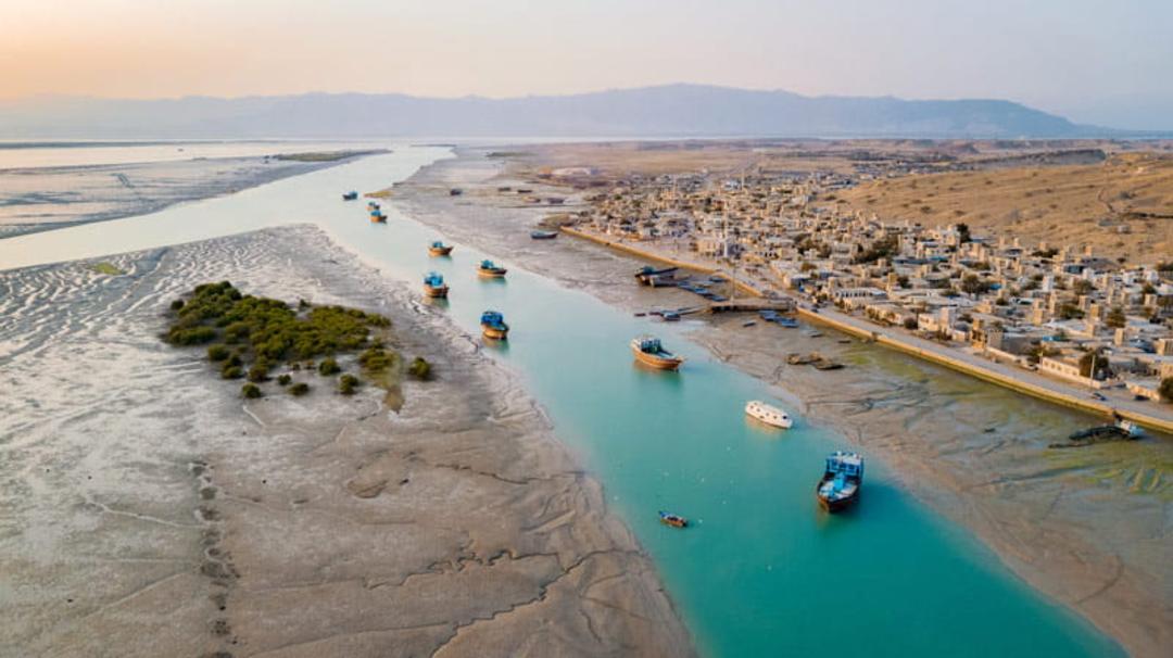 روستای لافت در حاشیه جنگل حرا در خلیج فارس، منبع عکس: ویکی مدیا، عکاس: مرتضی صالحی