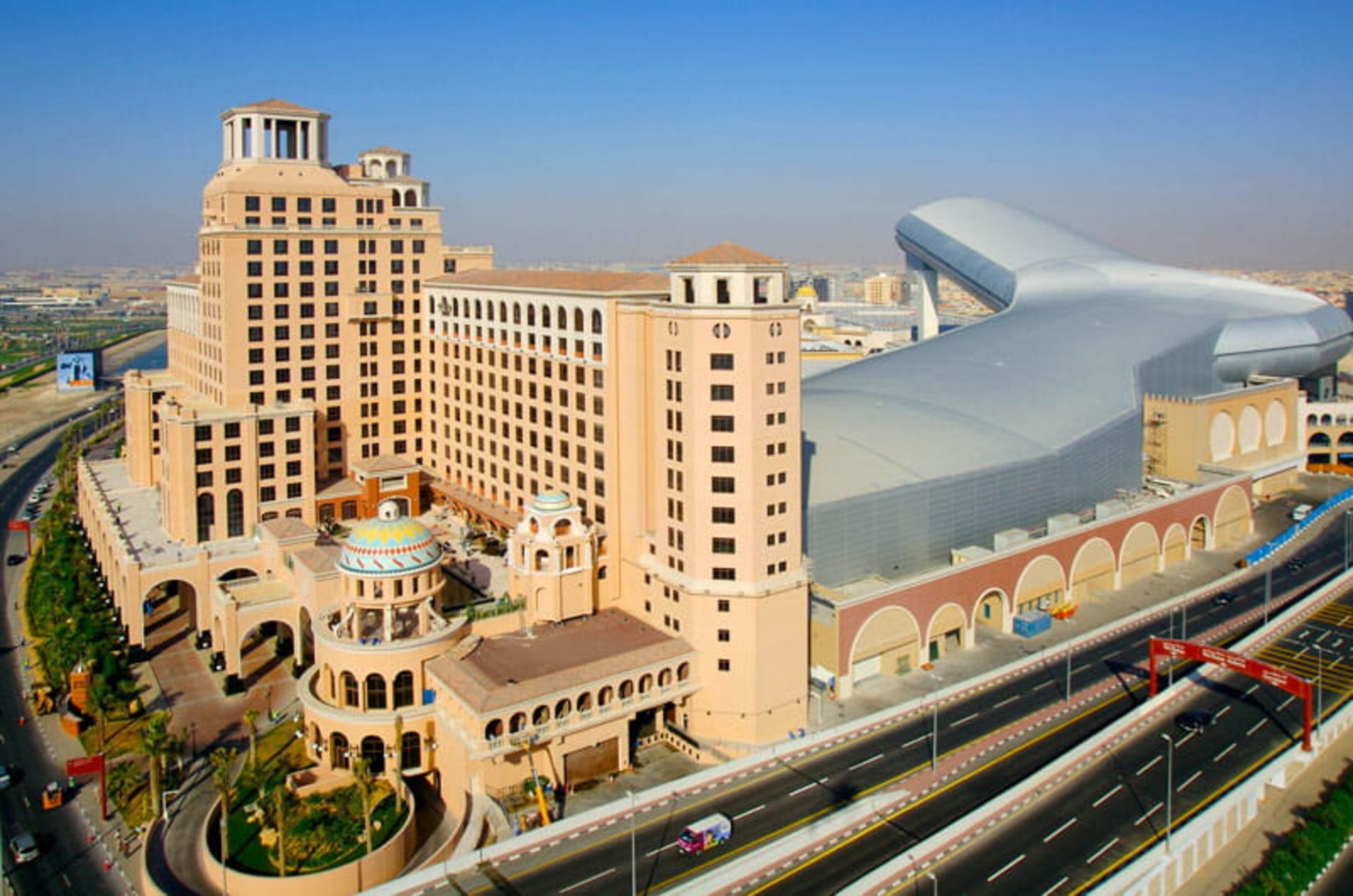 هتل کنار مرکز خرید امارات؛ منبع عکس: Dubai، عکاس: نامشخص