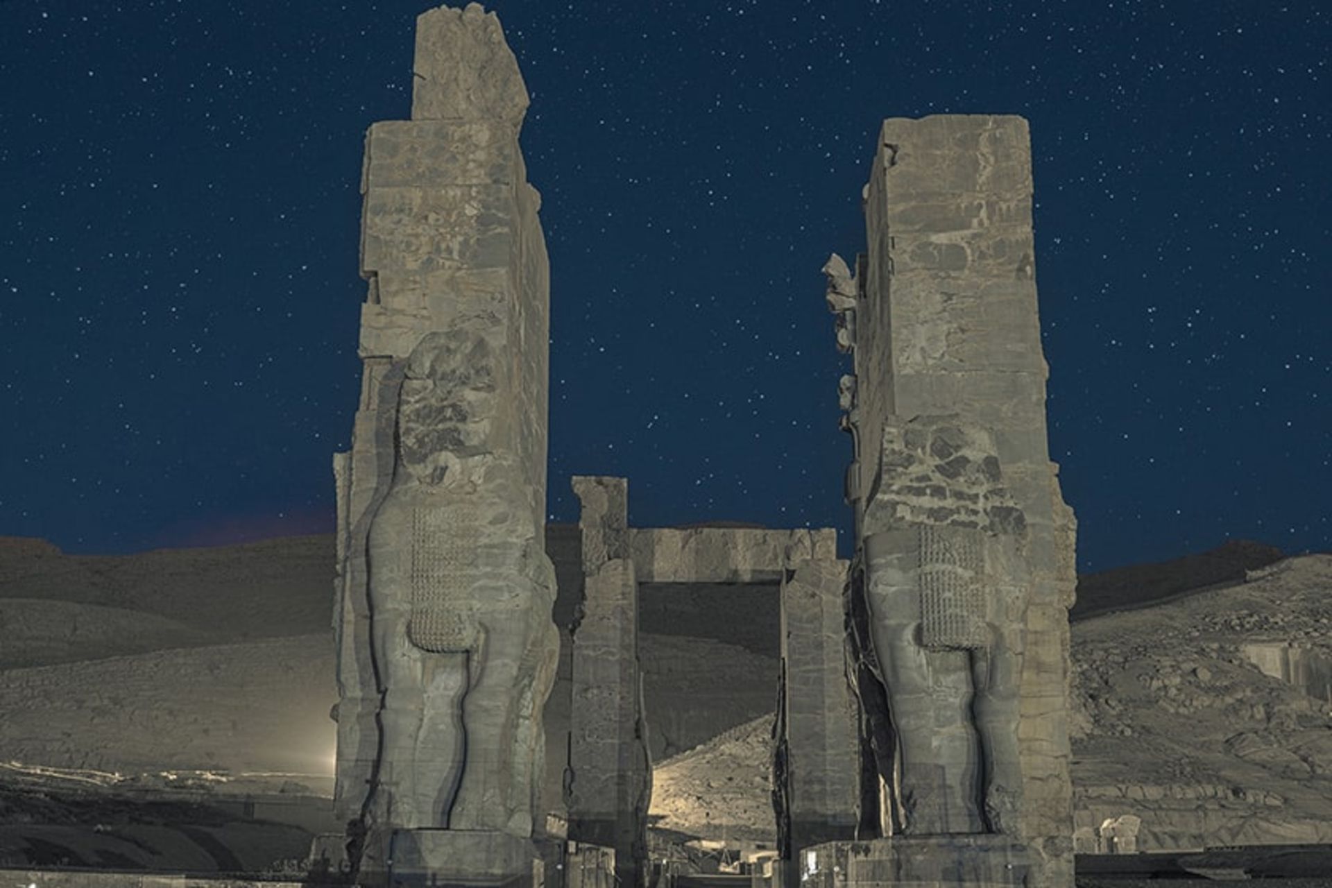 تخت جمشید در شب، منبع عکس: اینستاگرام daaaniiaaal@، عکاس: دانیال پایمرد