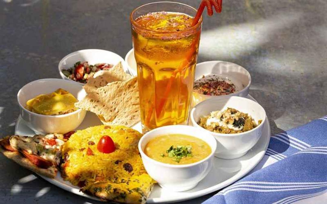 سینی غذای گیاهی در رستوران زمین