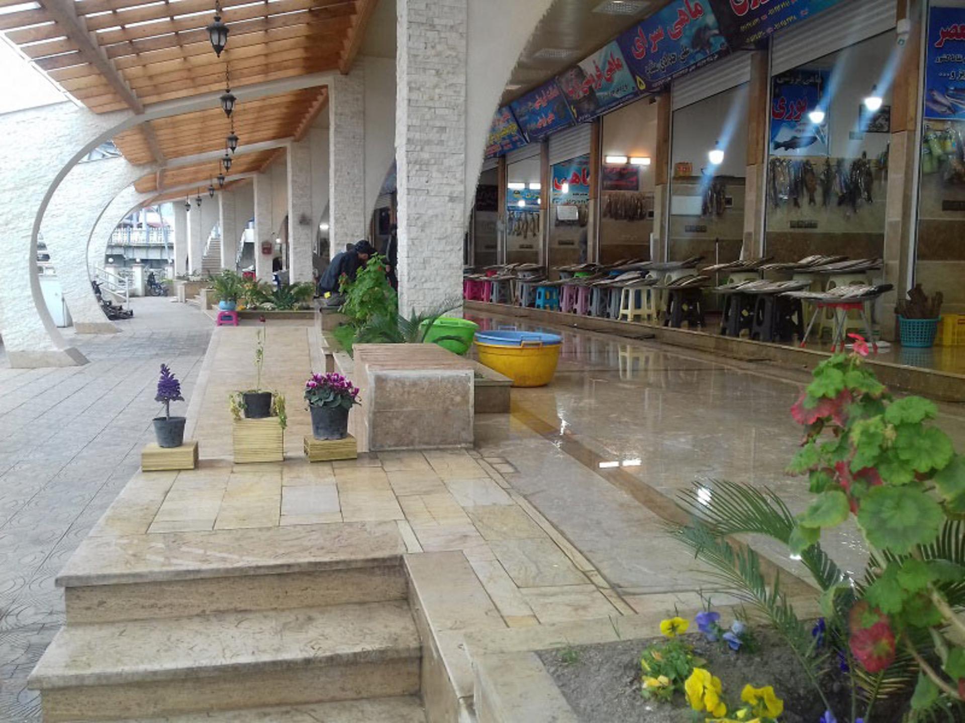 مغازه های بازار جدید ماهی‌فروشان رامسر؛ منبع عکس: google maps؛ عکاس: Ali Sahaf