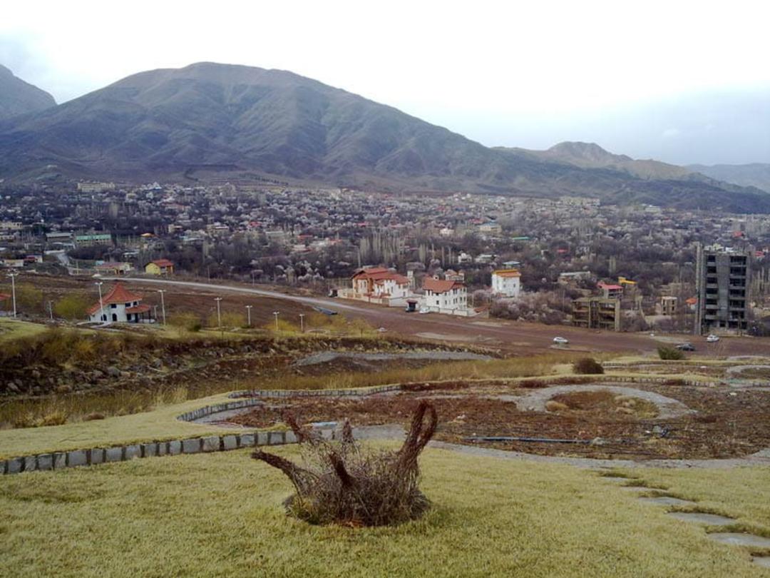 شهر قمصر در دامنه کوهستان