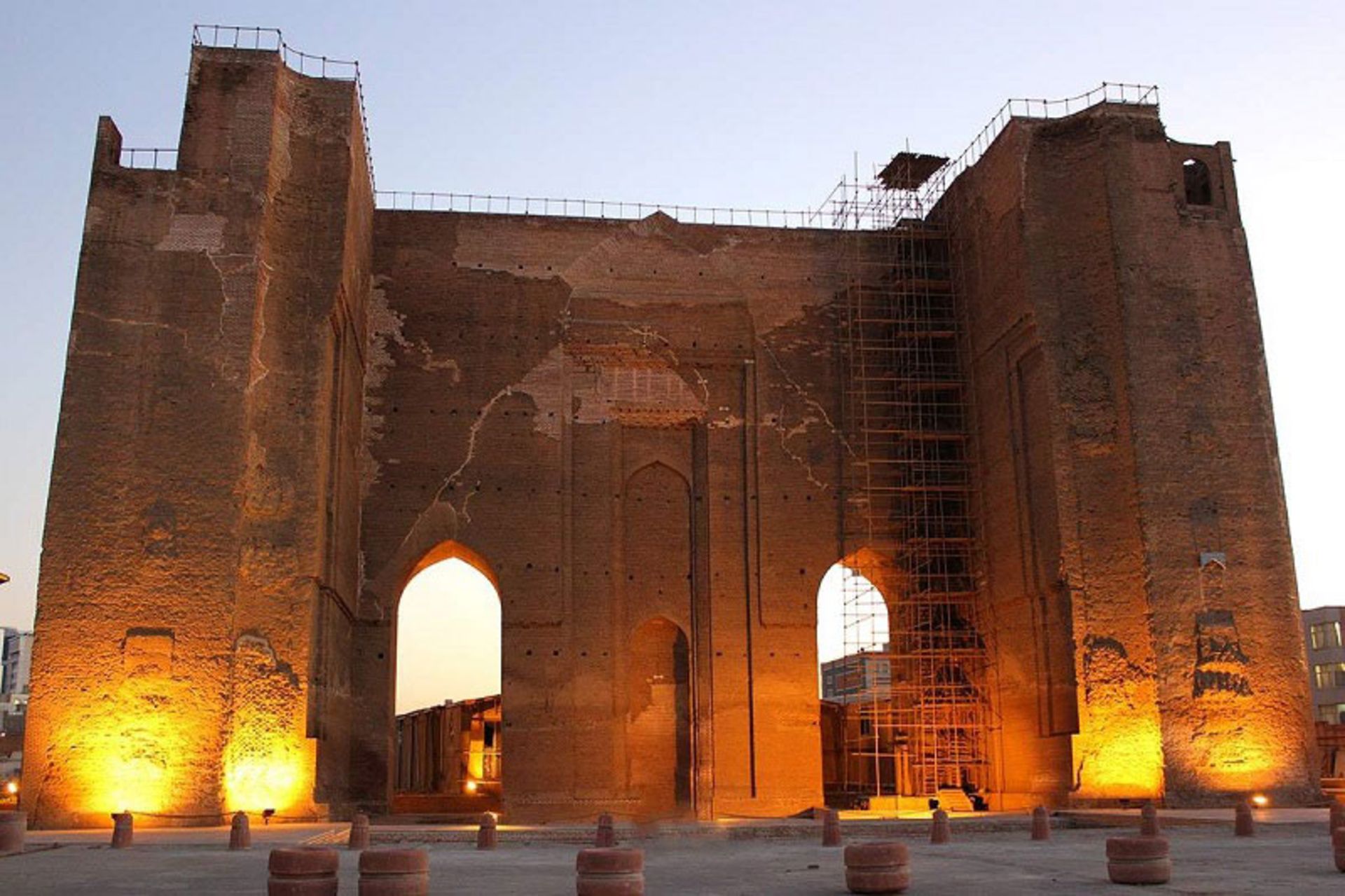 ارگ تبریز یا ارگ علیشاه در شب؛ منبع عکس: tabriz.ir؛ عکاس: نامشخص