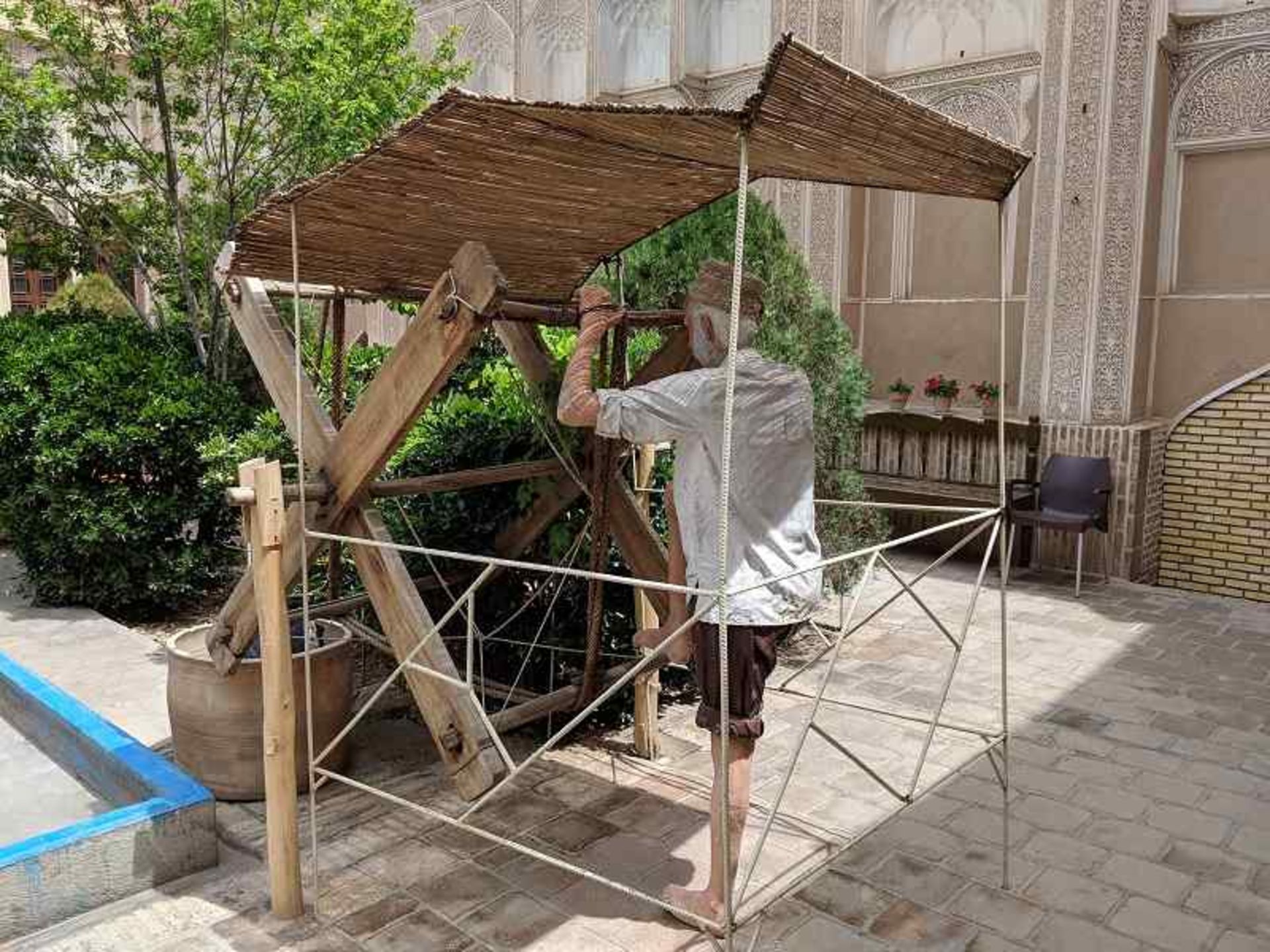 کشیدن آب از چاه موزه آب یزد؛ منبع عکس: گوگل مپ؛ عکاس: Laurynas Giriunas