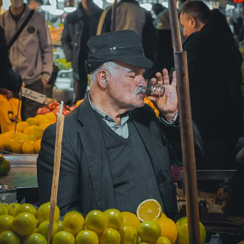 مرد فروشنده در حال خوردن چای در رشت
