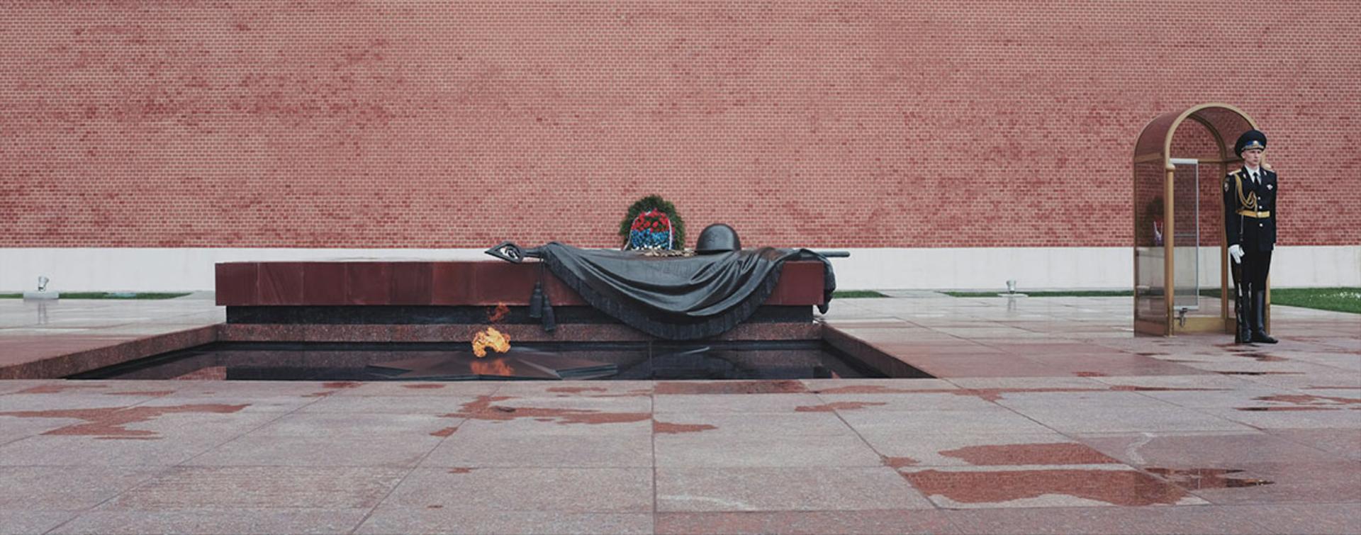 آرامگاه سرباز گمنام و شعله جاویدان؛ منبع عکس: Unsplash؛ عکاس: Seth Weisfeld