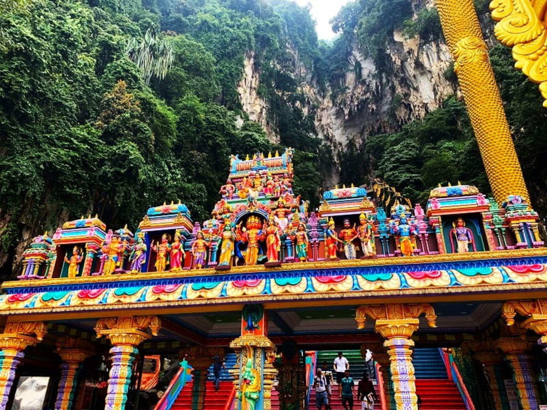 غار باتو، منبع: carolinerosetravel.com