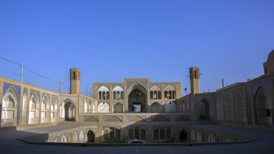 صحن مسجد آقا بزرگ کاشان