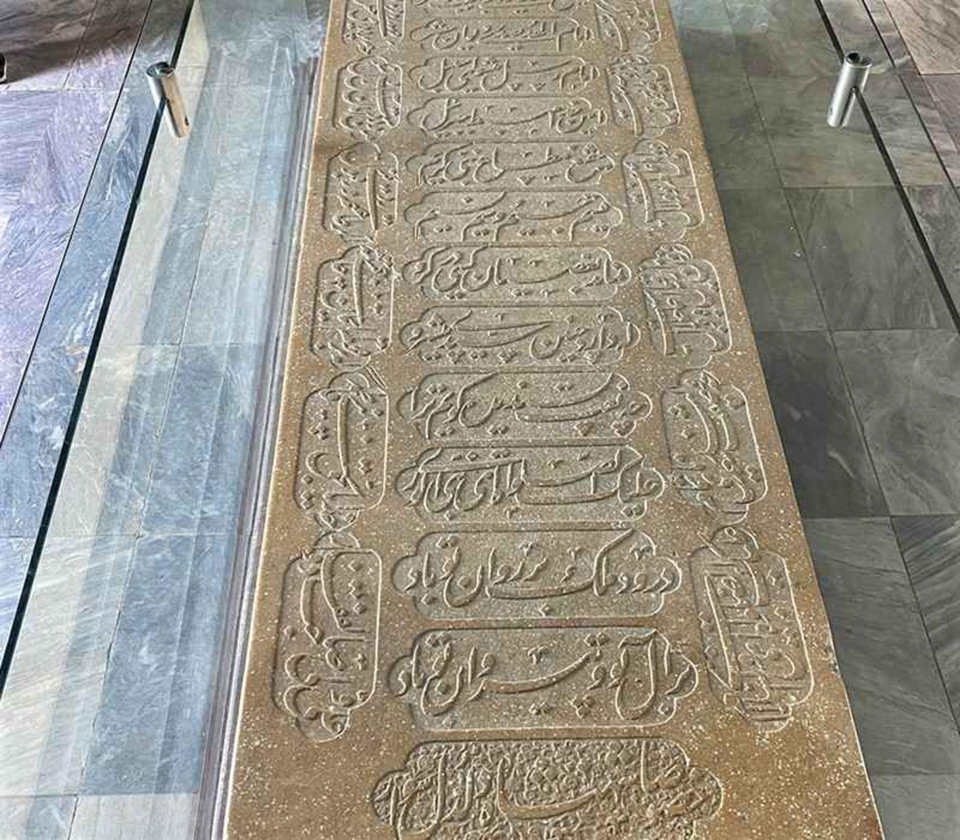 سنگ قبر سعدی در سعدیه، منبع عکس: گوگل مپ، عکاس: رضا عظیمی 
