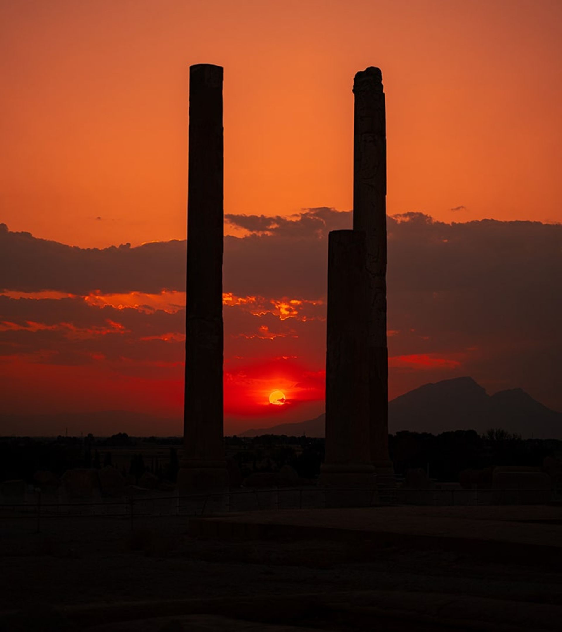 غروب خورشید در تخت جمشید، منبع عکس: اینستاگرام daaaniiaaal@، عکاس: دانیال پایمرد
