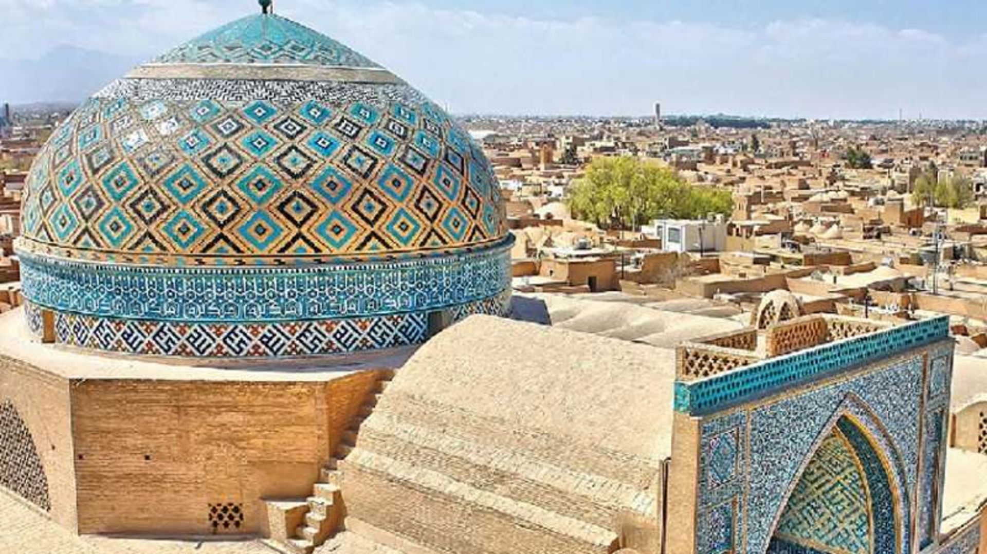 گنبد فیروزه‌ای در بافت تاریخی شهر یزد؛ منبع عکس: گوگل مپ؛ عکاس: مهدی جعفری
