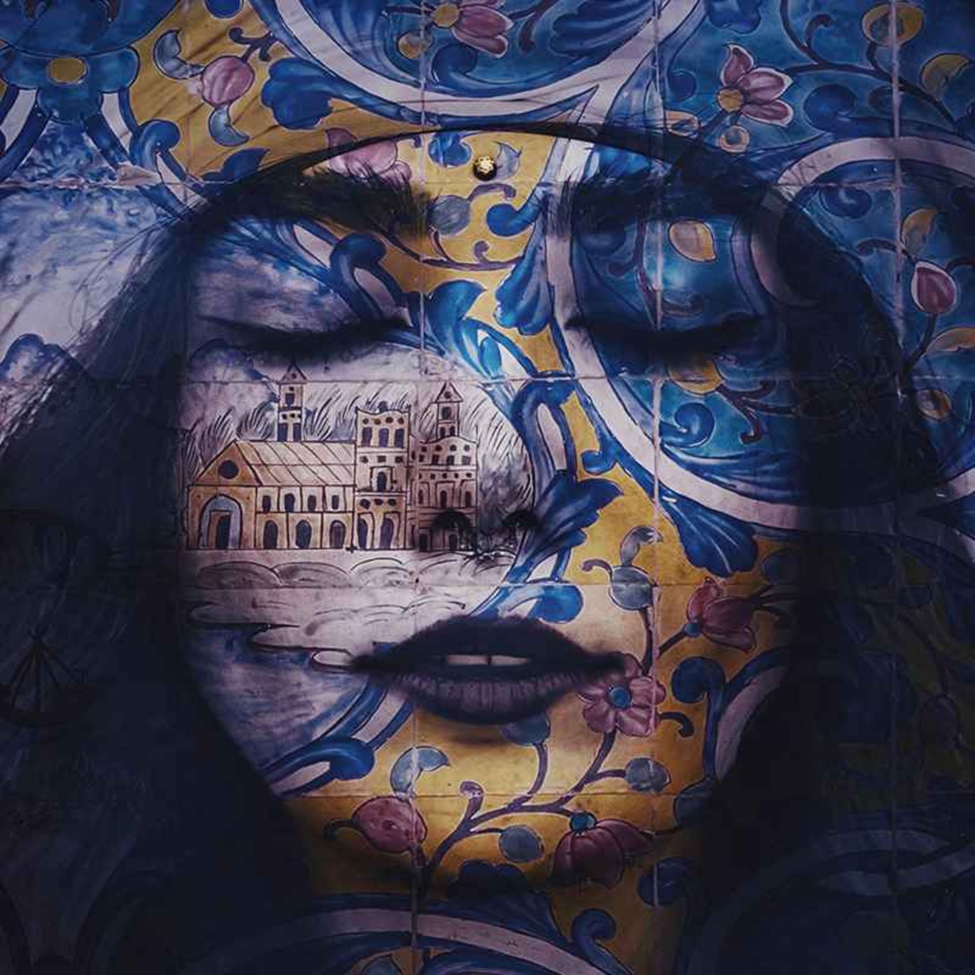 آرایش صورت یک زن با نقوش کاشی کاری سنتی