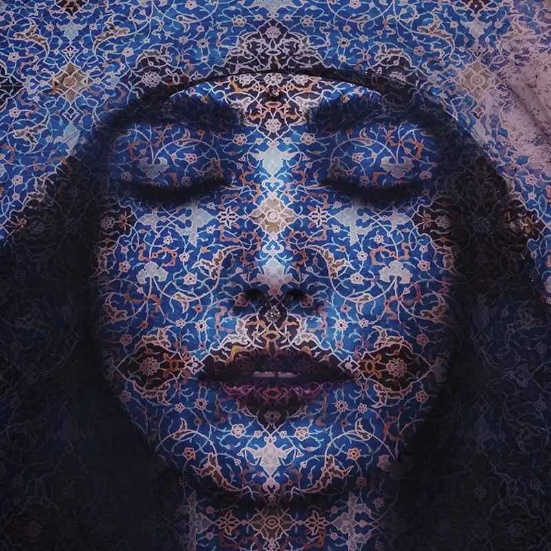 کاشی کاری آبی رنگ روی صورت زن