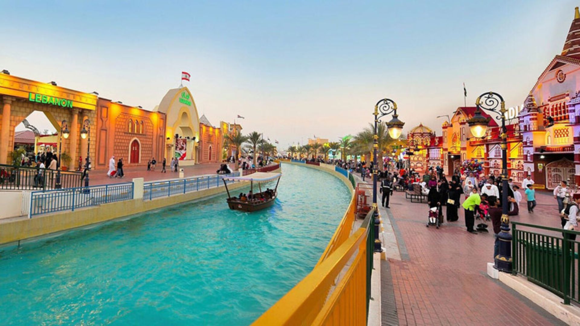 قایق‌سواری در دهکده جهانی دبی؛ منبع عکس: going2dubai.com، عکاس: نامشخص