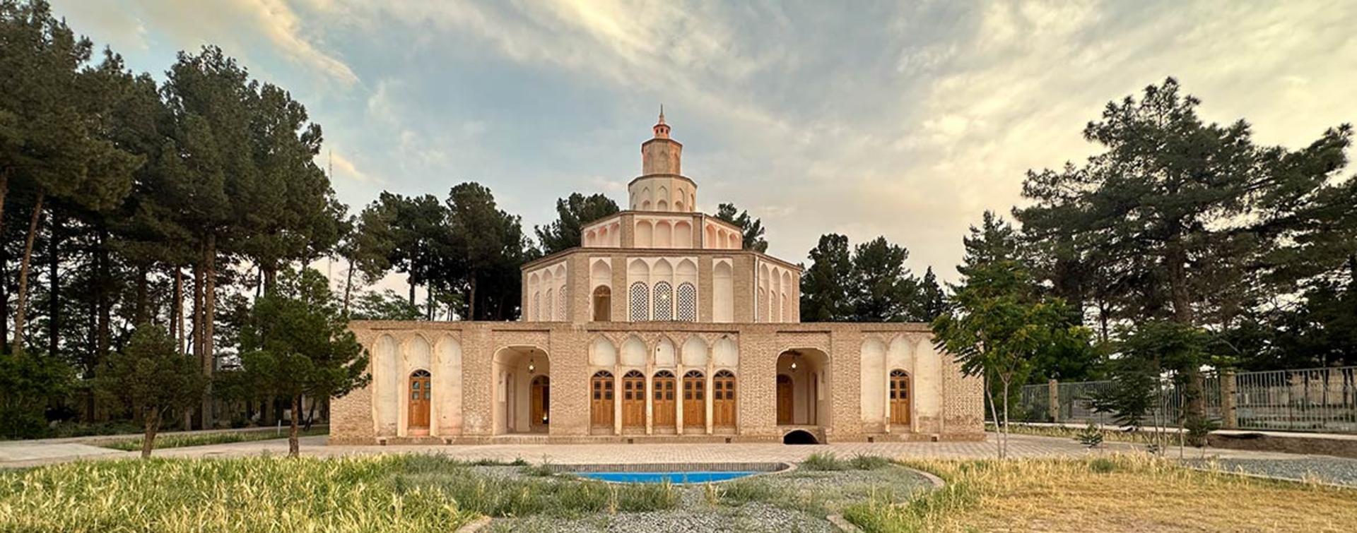 عمارت کلاه فرنگی بیرجند؛ منبع عکس: گوگل مپ؛ عکاس: رسول بهاری