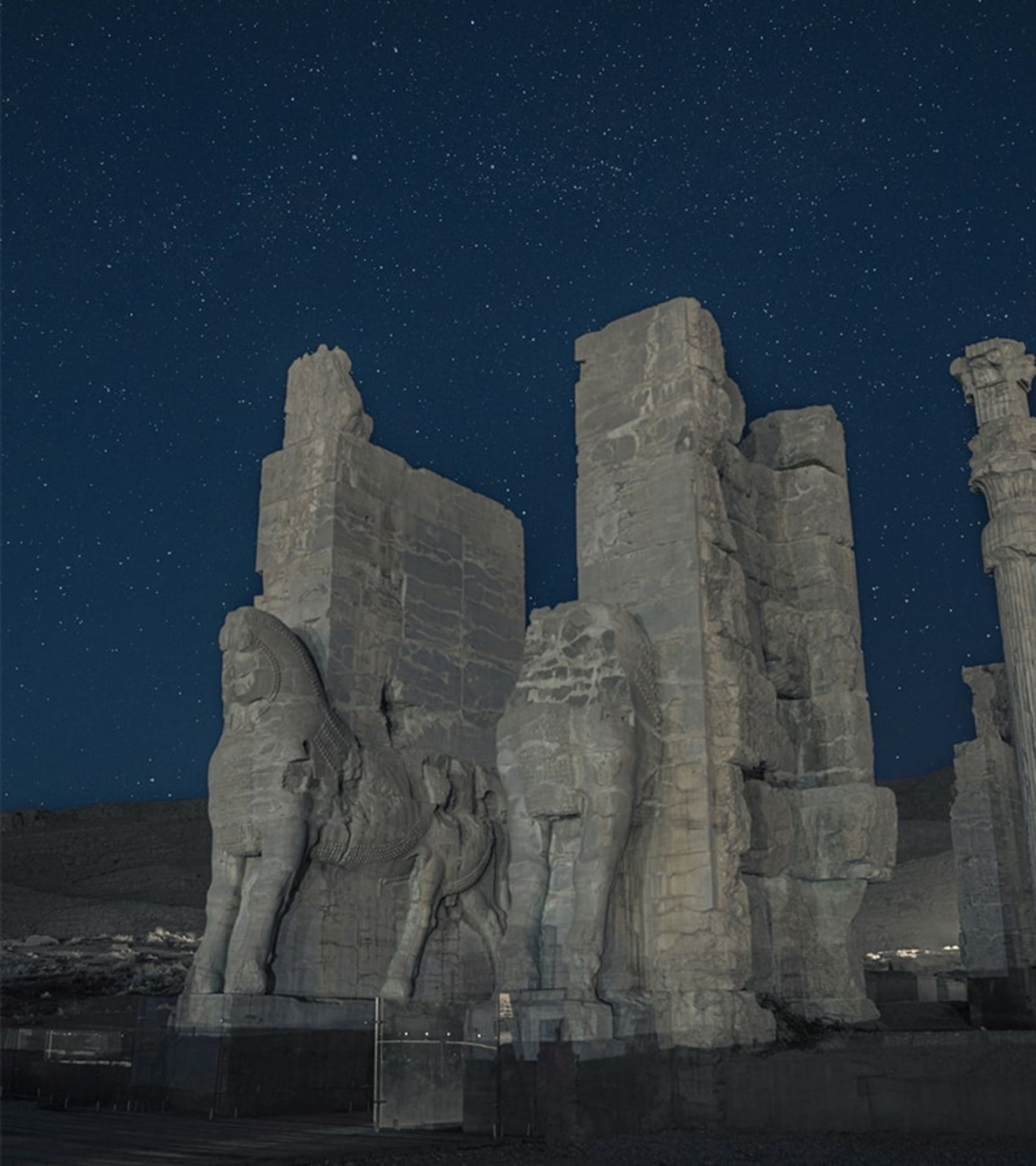 سازه های تخت جمشید در تاریکی شب، منبع عکس: اینستاگرام daaaniiaaal@، عکاس: دانیال پایمرد