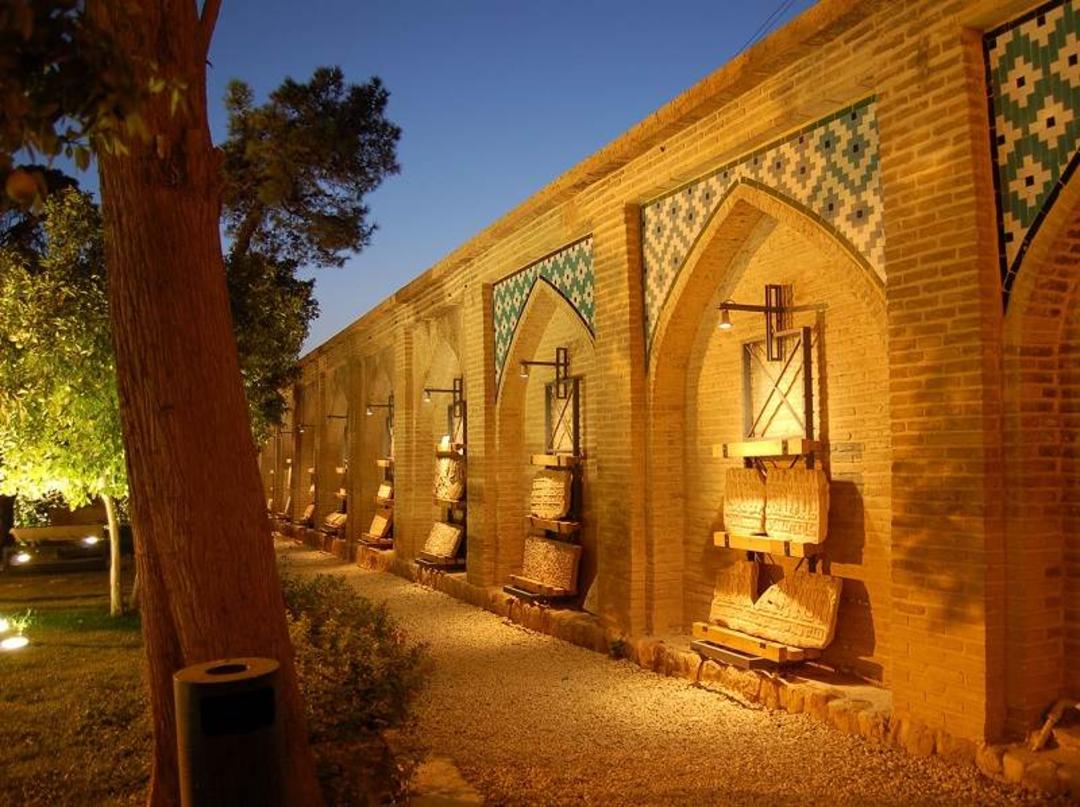 موزه هفت تنان در شب