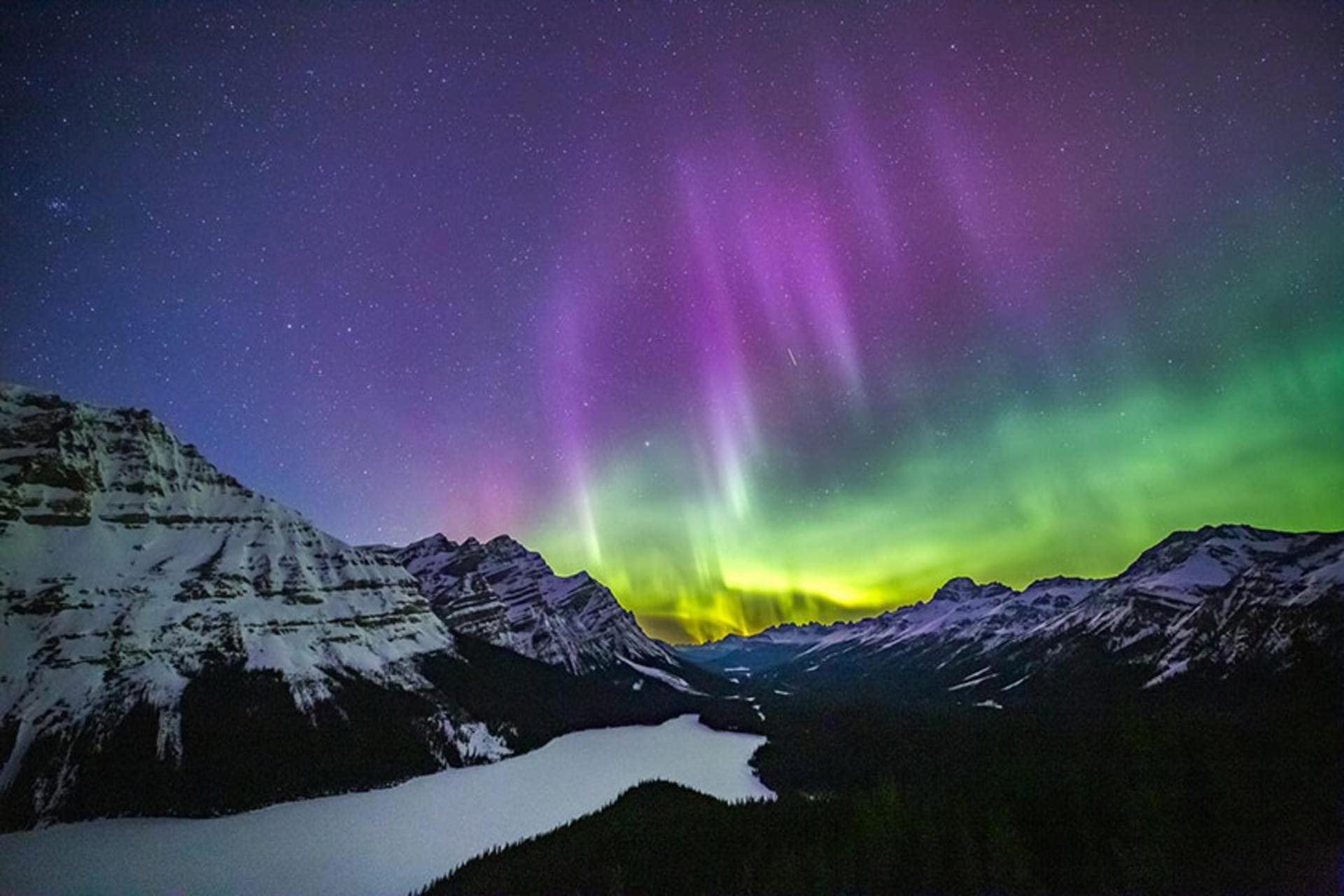 شفق قطبی در سرزمین زمستانی و پوشیده از برف