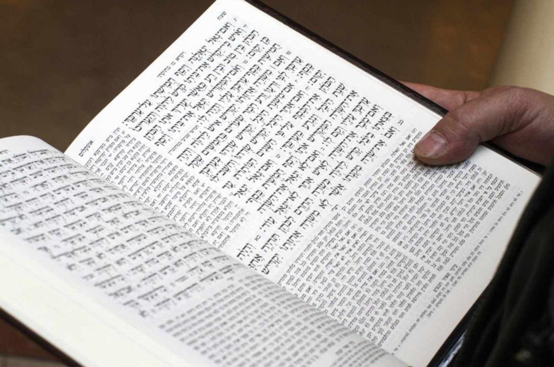 زبان عبری؛ منبع عکس: Learn Religions، عکاس: robertharding