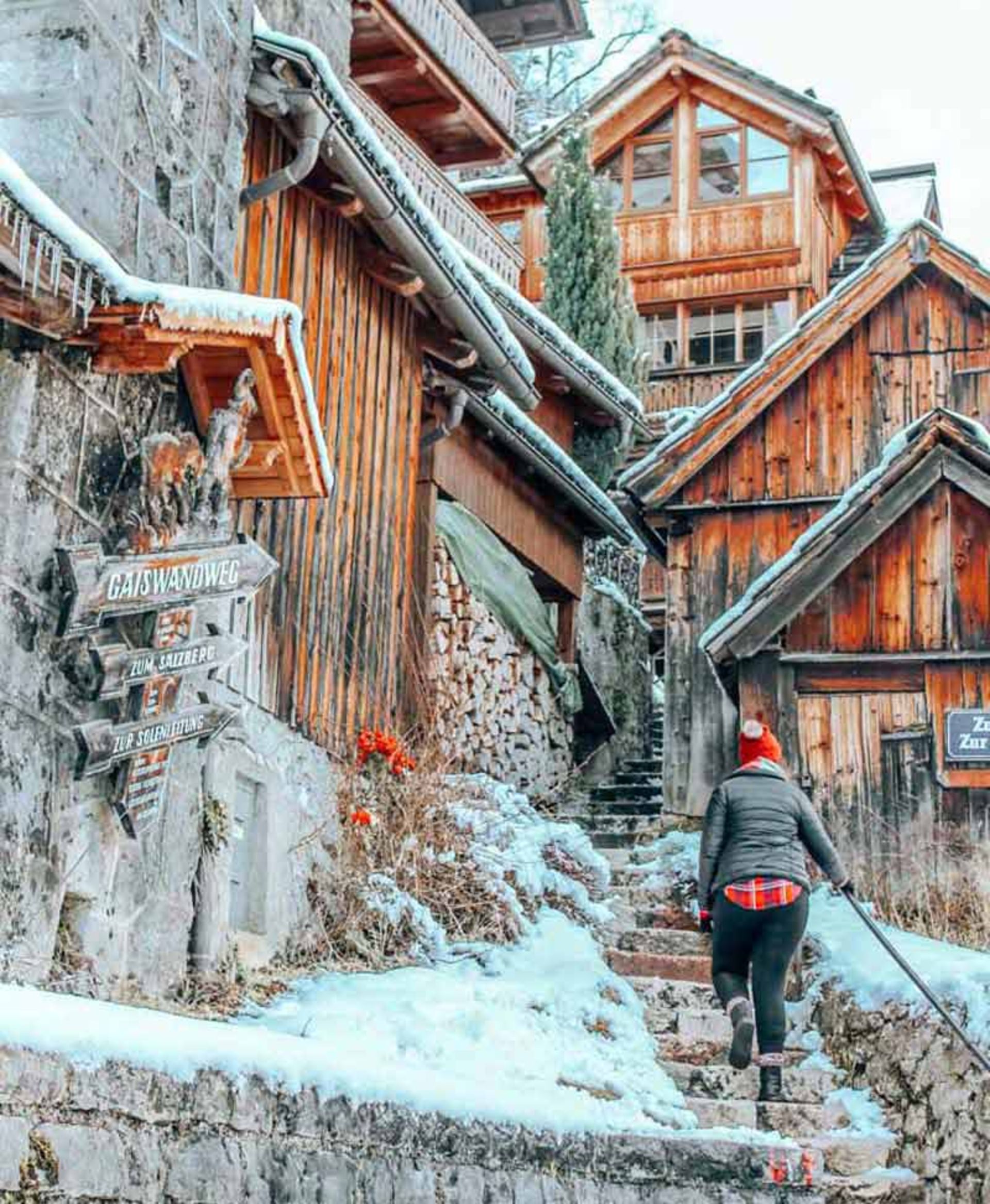 بالا رفتن زنی از پله‌های یک کوچه در هال اشتات