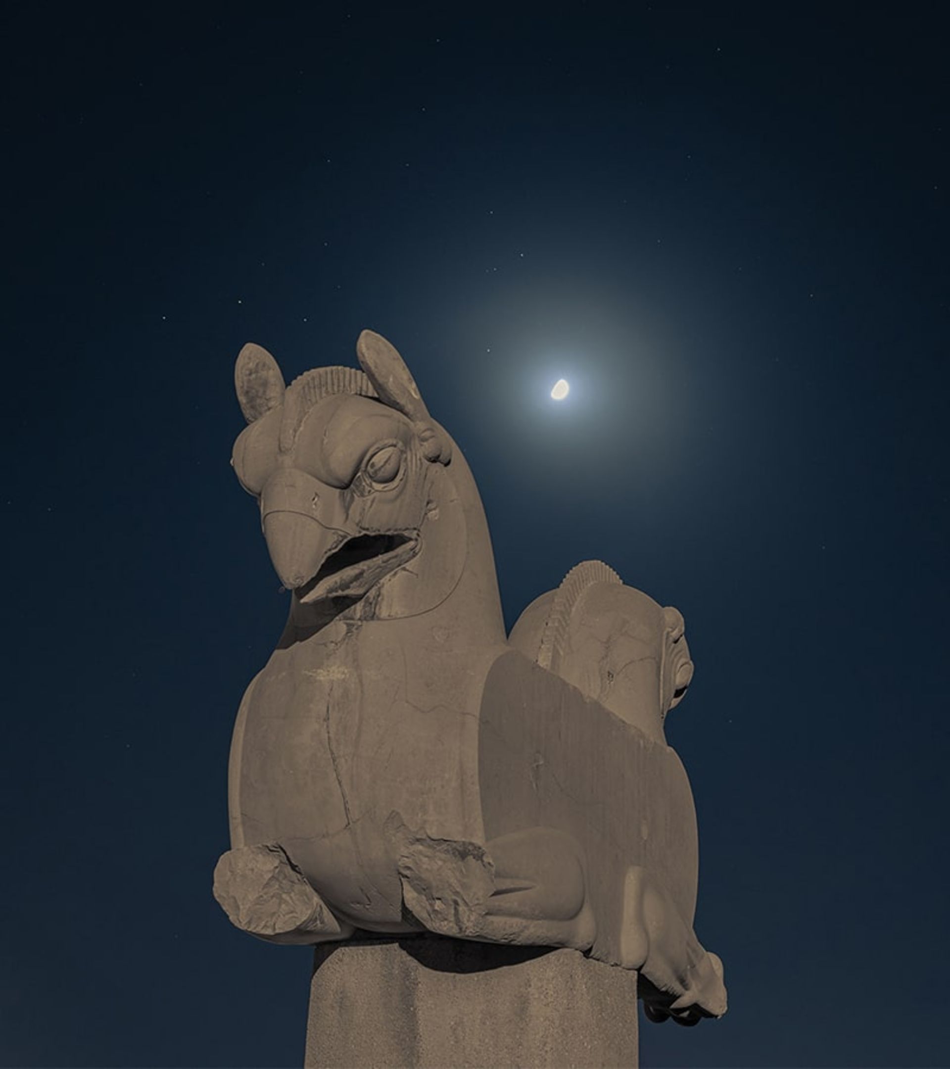 مجسمه‌ای تخت جمشید در شب، منبع عکس: اینستاگرام daaaniiaaal@، عکاس: دانیال پایمرد