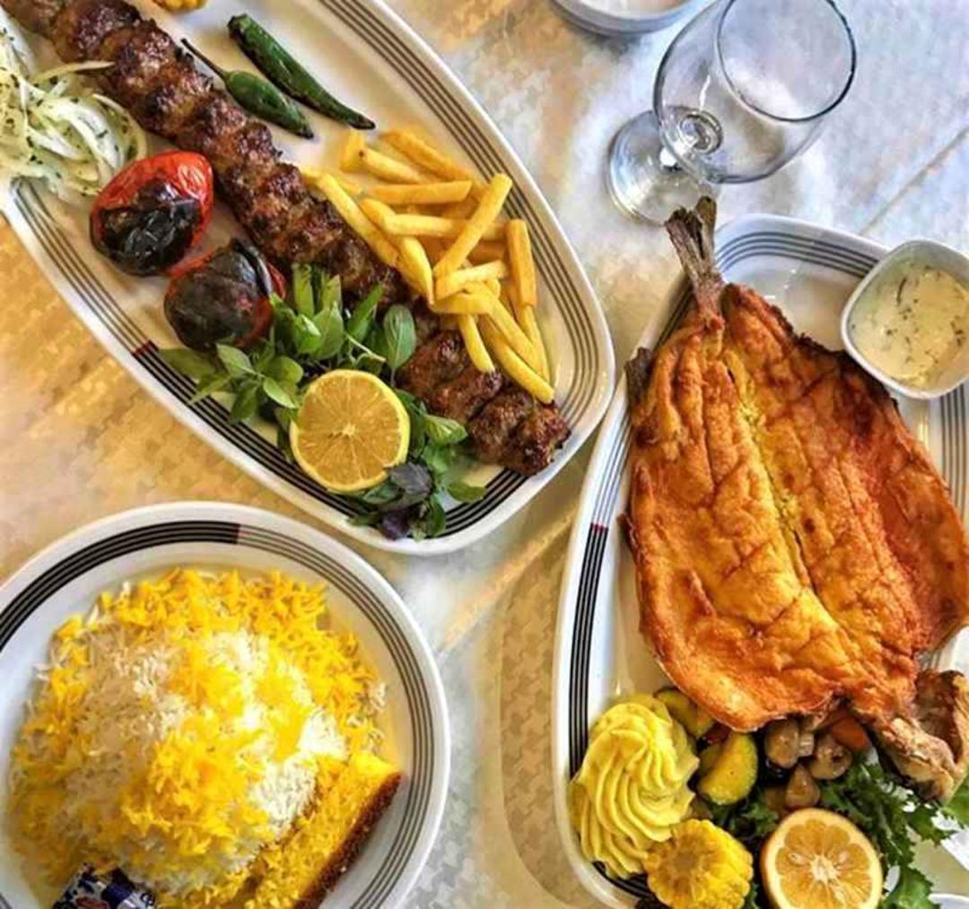 میز غذا با کباب و ماهی در رستوران البرز تهران