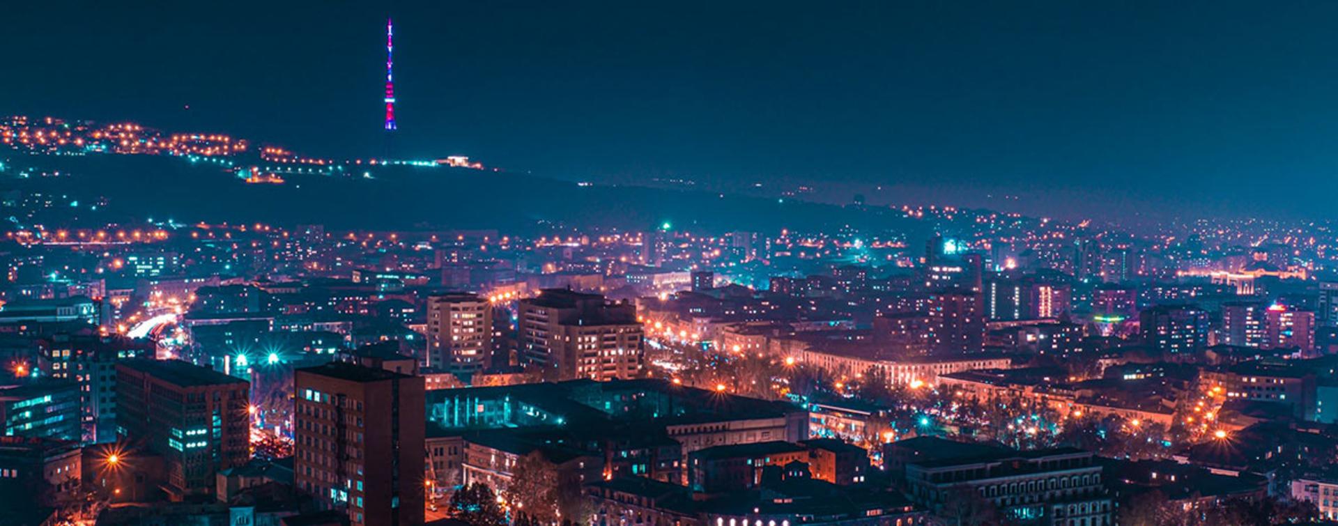 نمای شب از شهر ایروان؛ منبع عکس: Unsplash؛ عکاس: Levon Vardanyan 