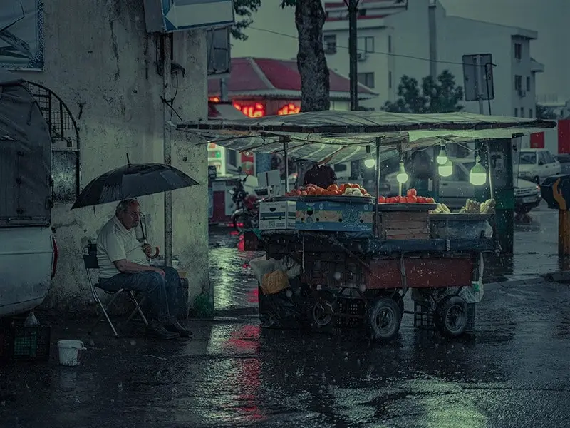 فروش میوه زیر باران در رشت