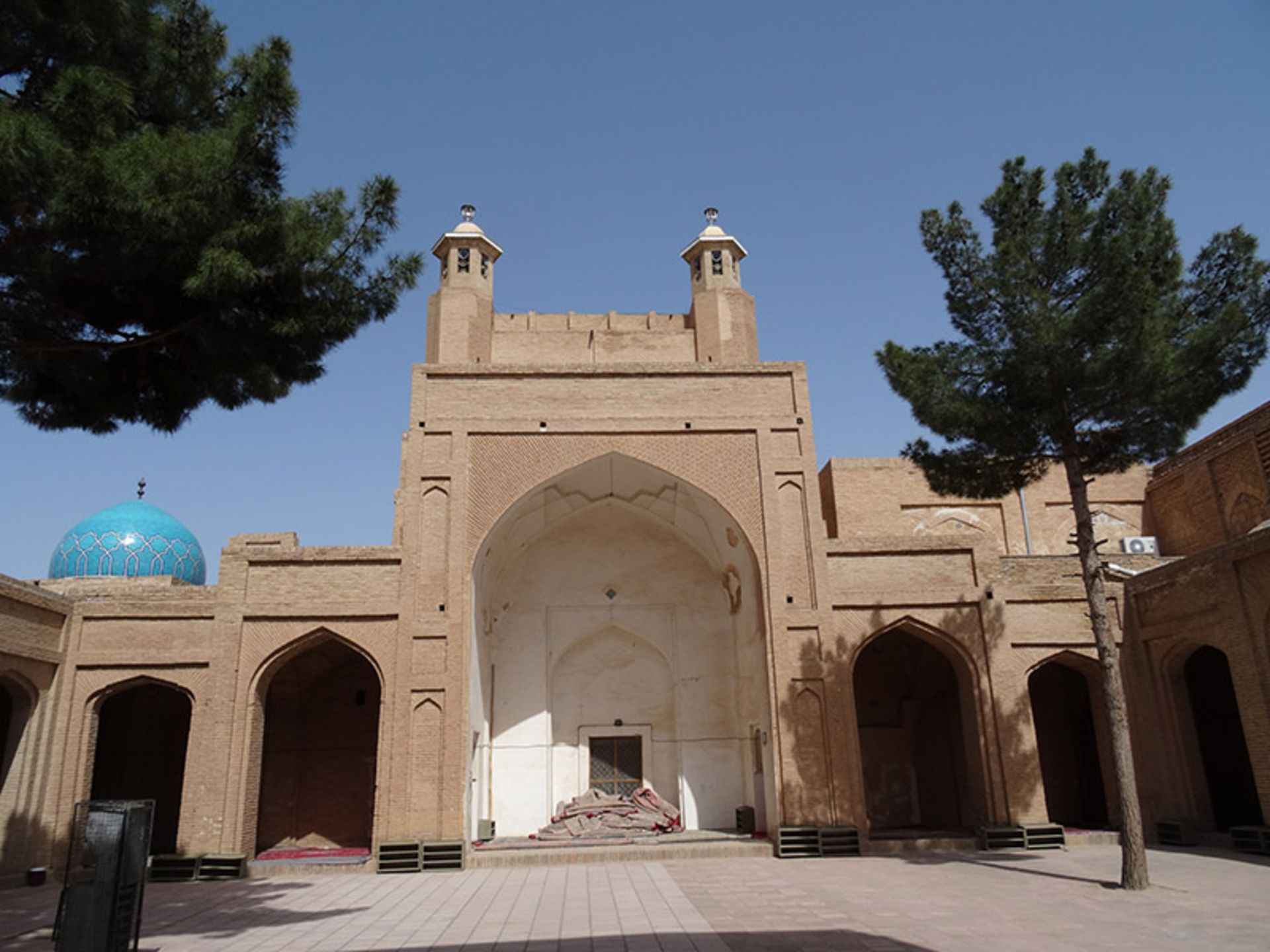 ایوان و گلدسته های مسجد عتیق تربت جام؛ منبع عکس: گوگل مپ؛ عکاس: Jakobus Geymüller