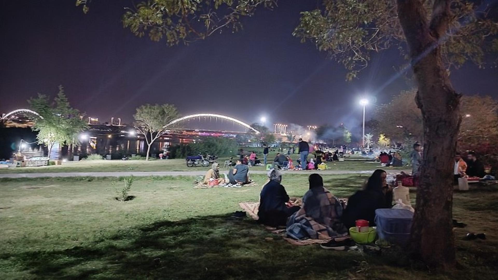 مسافران در بوستان ساحلی پل سفید اهواز؛ منبع عکس گوگل مپ؛ عکاس: امیرحسین عدالت فر
