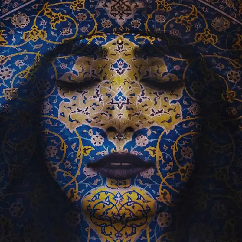 کاشی کاری سنتی در تلفیق با چهره زن